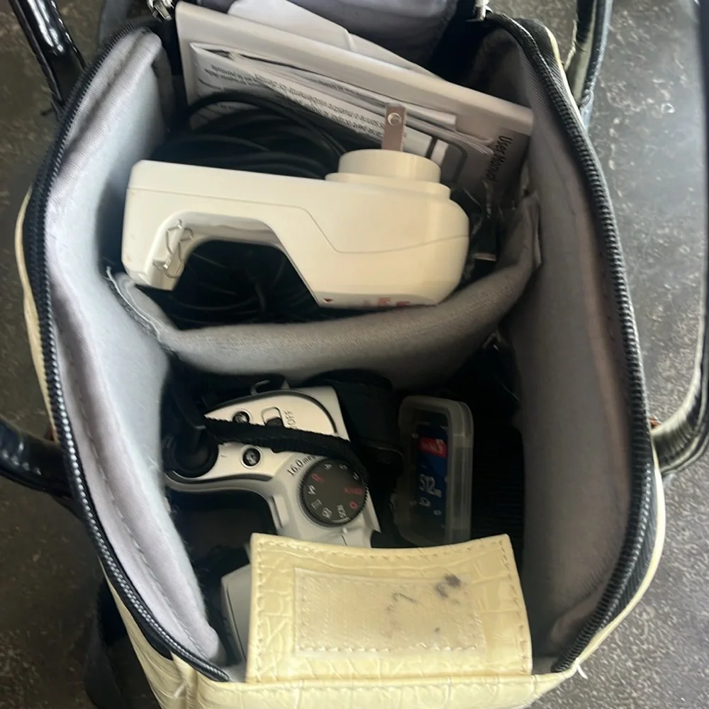 EUC GE white X500 16.0 megapixel digital camera with Carry bag and accessories